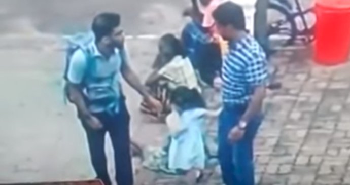 Kamery zachytili sebevražedného útočníka, který se odpálil v kostele na Srí Lance.