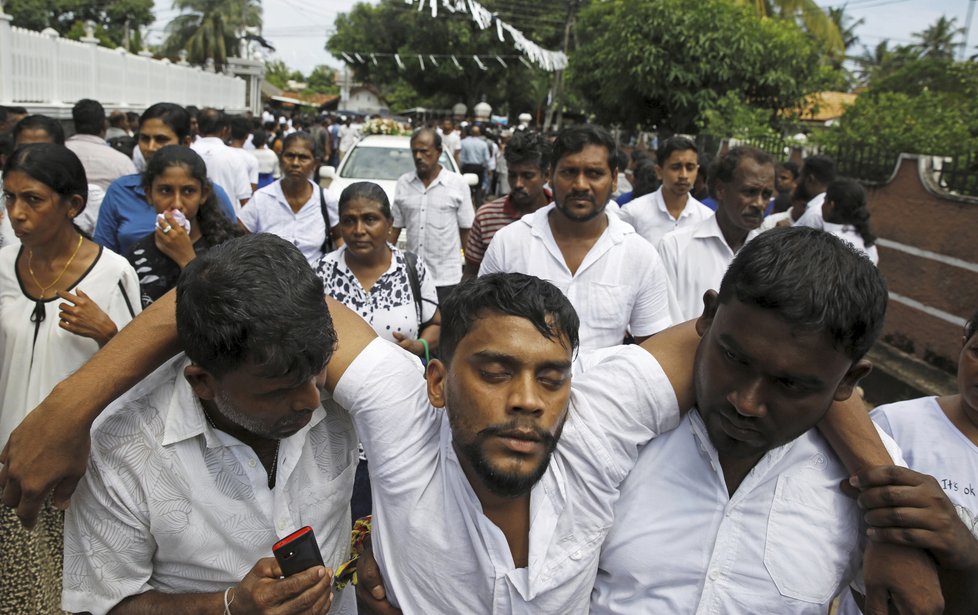 Na Srí Lance probíhají první pohřby obětí teroristických útoků, (23. 4. 2019).