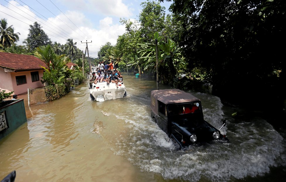 Květnové záplavy a sesuvy půdy si na Srí Lance vyžádaly mnoho obětí.