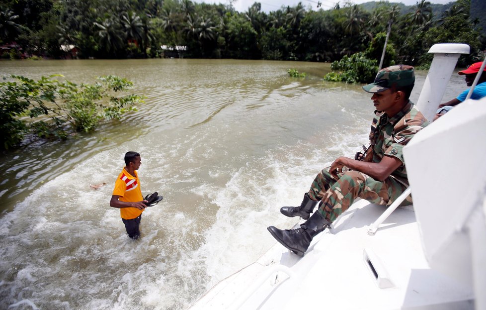 V postižených oblastech Srí Lanky zasahují všechny složky armády