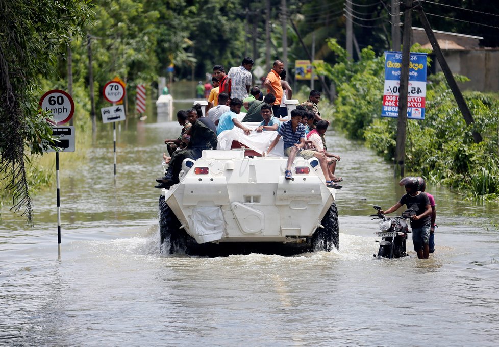 Květnové záplavy a sesuvy půdy si na Srí Lance vyžádaly mnoho obětí.
