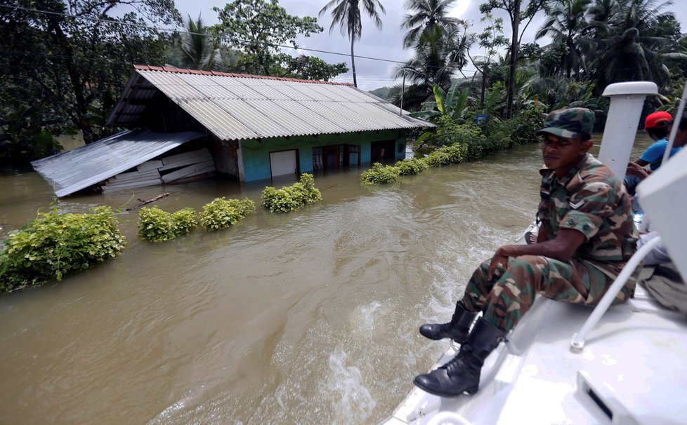 V postižených oblastech Srí Lanky zasahují všechny složky armády