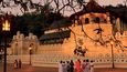 Chrám Buddhova zubu v Mahanuvaře. Denně tu při bohoslužbě můžete slyšet tradiční hudbu, tedy bubny a dechový nástroj.