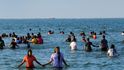 Téměř třicet let nemohli Sinhálci do tamilských oblastí na východě ostrova, proto si teď mělké moře u pláže Pasekudah pořádně užívají.