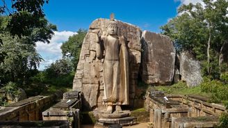Nejkrásnější socha Buddhy na Šrí Lance je výsledkem soutěže mezi sochařským mistrem a jeho žákem