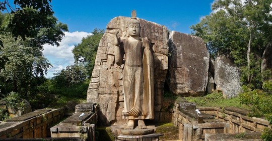 Nejkrásnější socha Buddhy na Šrí Lance je výsledkem soutěže mezi sochařským mistrem a jeho žákem