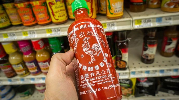 Americký výrobce hlásí nedostatek zásob omáčky Sriracha