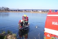 Marný boj o život: Se třemi rybáři se na Staňkovském rybníku převrhla loďka. Jeden utonul!