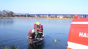 Na Jindřichohradecku došlo k tragédii: Na rybníce se se třemi rybáři převrátila loďka, jeden utonul (ilustrační foto)