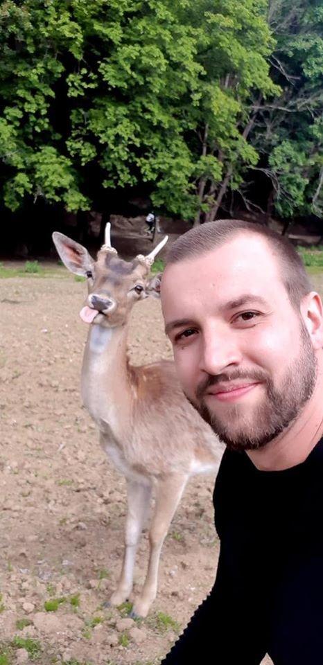 Tomáš si chtěl vyfotit selfie se srncem. Ukázalo se, že zvíře je téměř profesionální fotomodel.