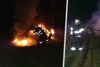 Nerozvážná zábava se mladíkům na Pardubicku nevyplatila: Auto jim shořelo na popel