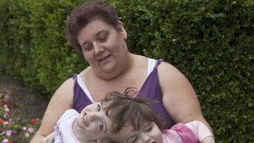 Babička dvojčátek Tatiany a Kristy své dceři s péči o ně pomáhá.  Tráví s nimi hodně času.