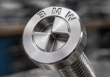 Šroub, který nikdo jiný nepovolí? S vychytávkou od BMW si vesnický opravář neporadí