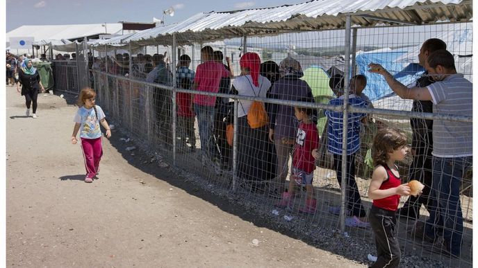 Srovnání situace v uprchlickém táboře Idomeni 26. května a 29. května po jeho vyklizení