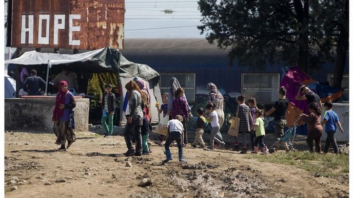 Srovnání situace v uprchlickém táboře Idomeni 26. května a 29. května po jeho vyklizení.