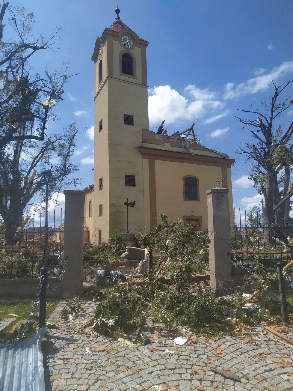 Pohled na kostel svatého Jakuba Staršího v Moravské Nové Vsi 25.června a nyní.