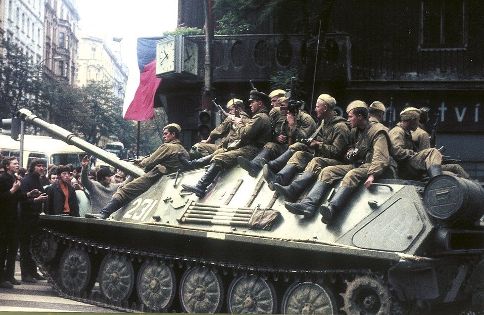 Unikátní barevné fotografie Jiřího Chrastila z vpádu vojsk Varšavské smlouvy do Československa 21. srpna 1968