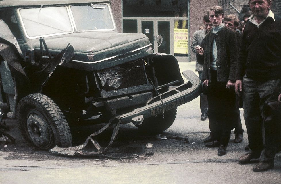 Unikátní barevné fotografie Jiřího Chrastila z vpádu vojsk Varšavské smlouvy do Československa 21. srpna 1968