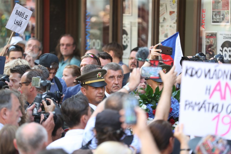 Premiér Andrej Babiš byl 21. srpna 2018 před budovou Českého rozhlasu při pietní akci vypískán demonstranty