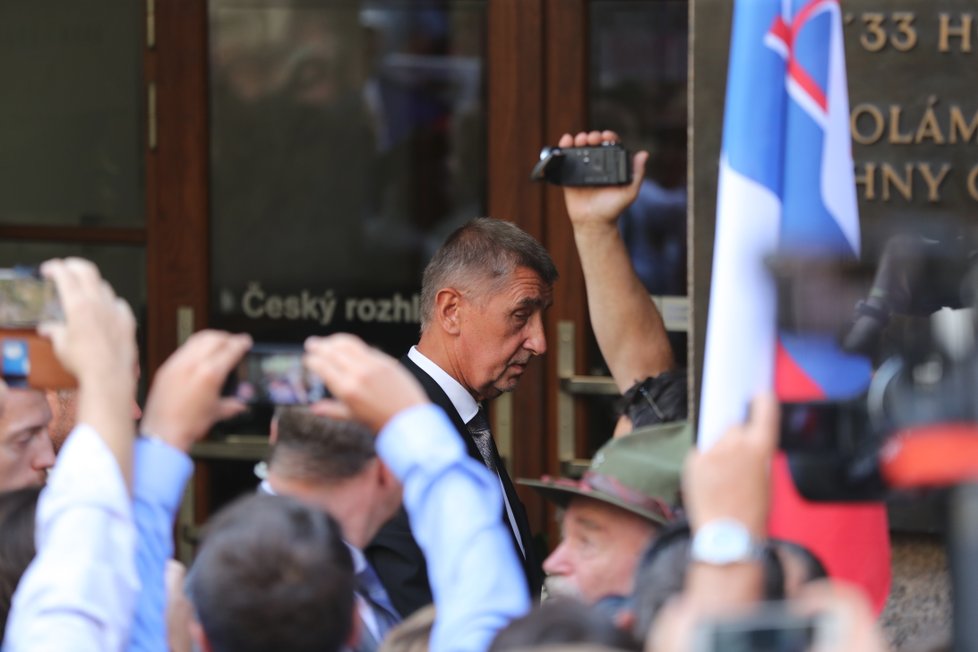 Premiér Andrej Babiš byl 21. srpna 2018 před budovou Českého rozhlasu při pietní akci vypískán demonstranty