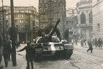 Tank před Prašnou bránou v Praze