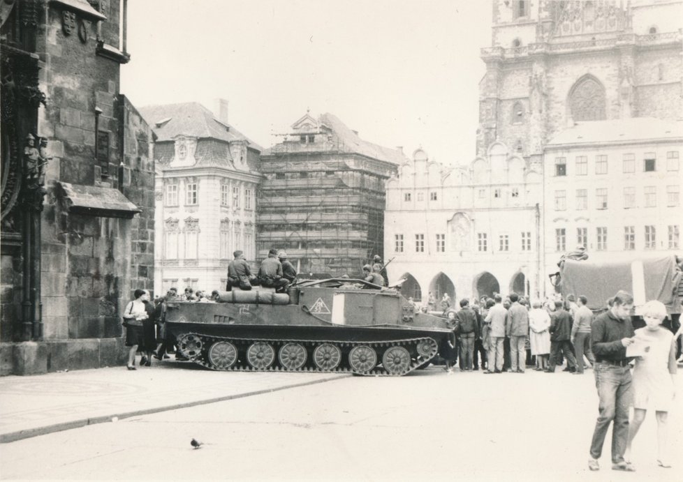 Obrněný transportér u Orloje na Staroměstském náměstí.