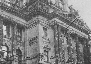 Národní muzeum a jeho poničená fasáda od střelby v srpnu 1968.