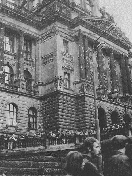 Národní muzeum a jeho poničená fasáda od střelby v srpnu 1968