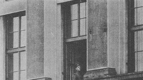 Důstojník v okně pracovny Alexandera Dubčeka
