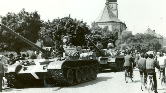 Okupační vojska v roce 1968 projíždějí Prostějovem.
