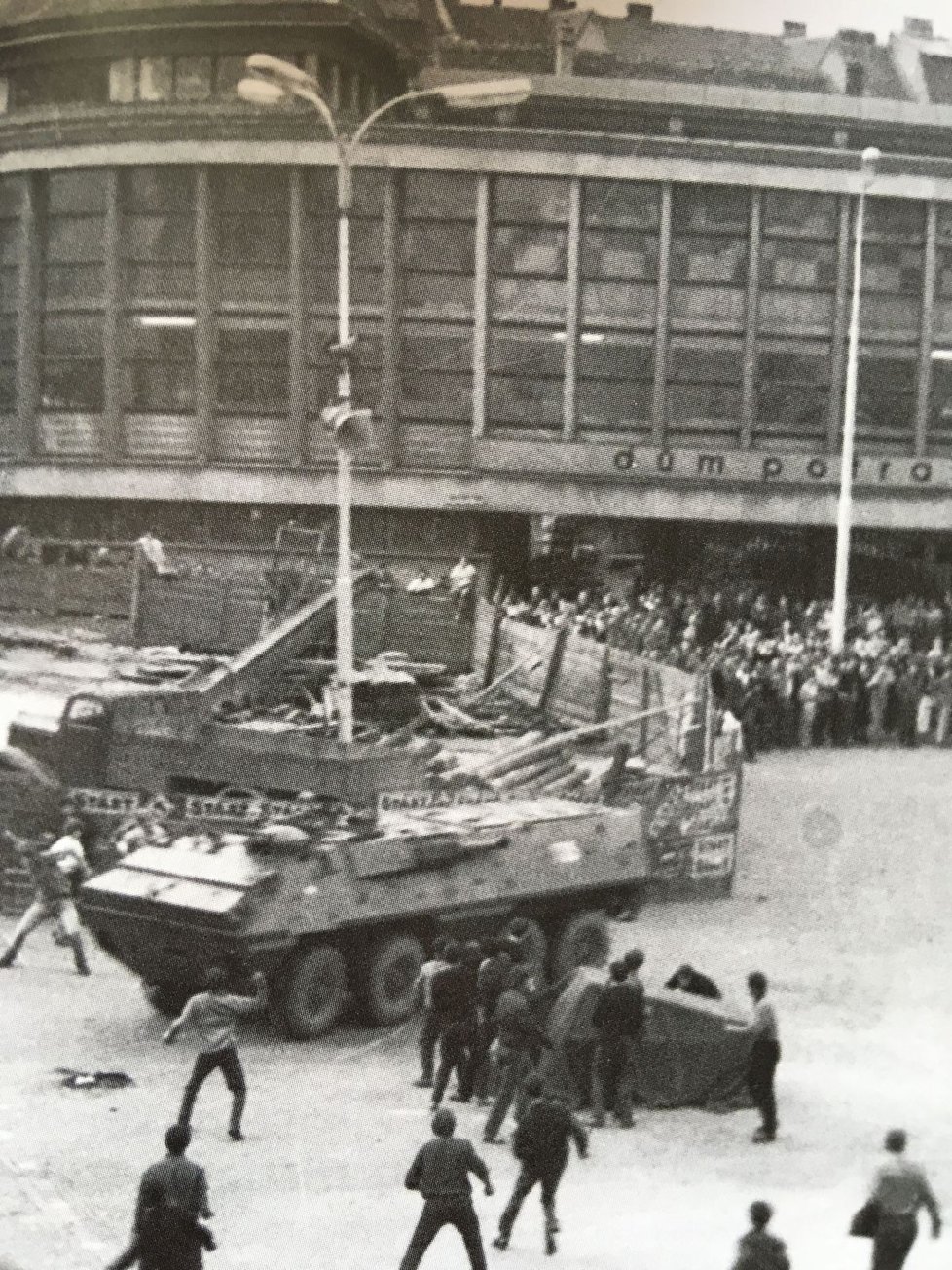 Protesty Brňanů 21.srpna 1969 na Zelném trhu. Komunistický režim proti nim nasadil i vojenskou techniku.