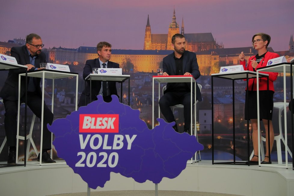 Krajská debata Blesk Zpráv o zemědělství a průmyslu (24. 9. 2020): Zleva Karel Bendl (ODS), Josef Kott (ANO), moderátor Jaroslav Šimáček a Hana Hajnová (Piráti)