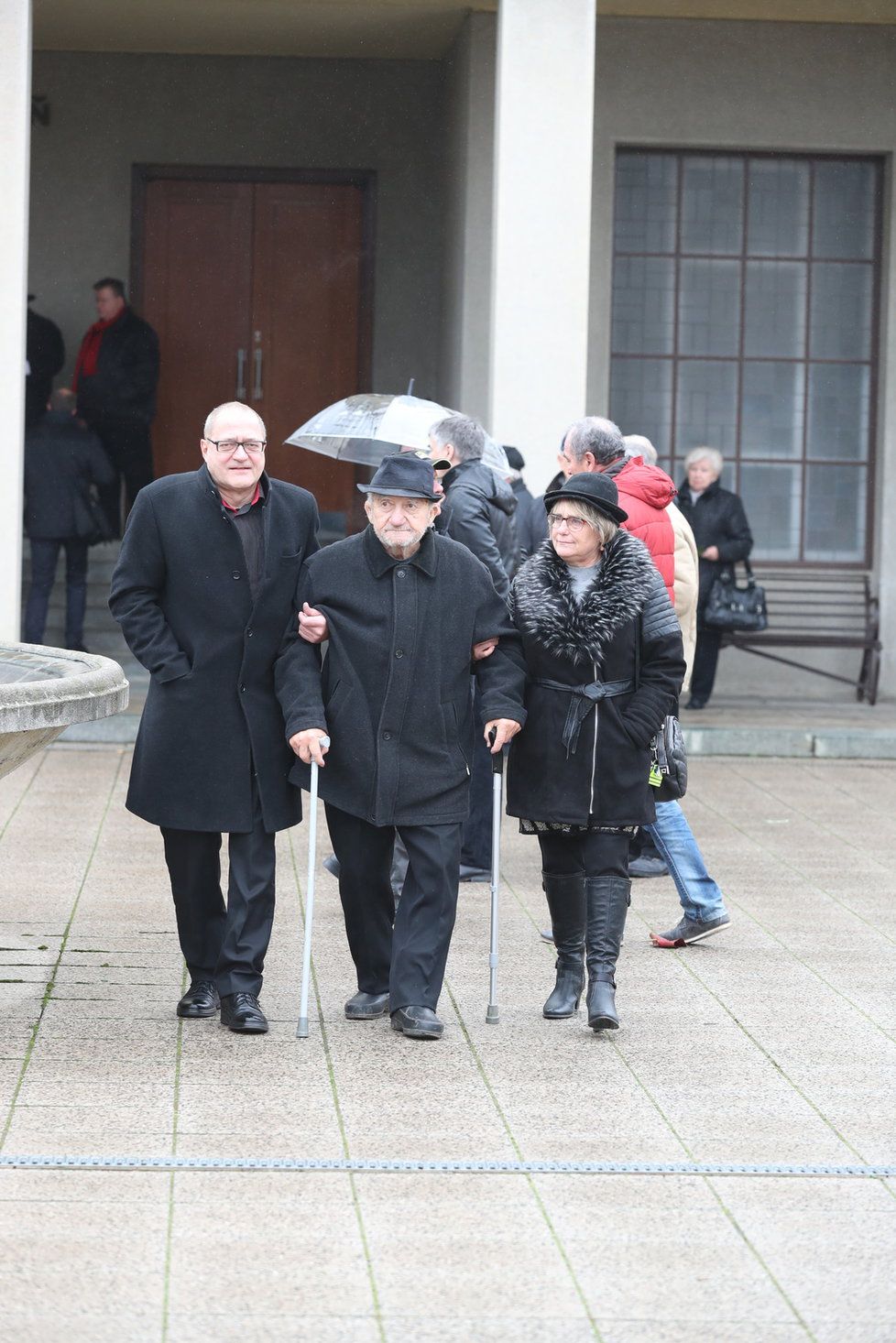 Zdeněk Srstka se synem Jiřím a manželkou Alenou