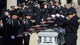 Pohřeb policisty, kterého Christopher Dorner při přestřelce zastřelil