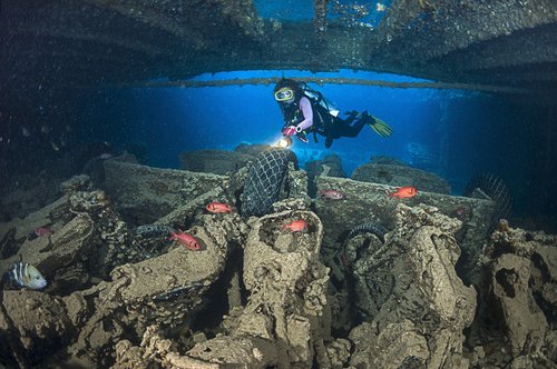 Vrak lodi SS Thistlegorm, která klesla ke dnu u Egypta i s celým vlakem, tanky, auty nebo motocykly.