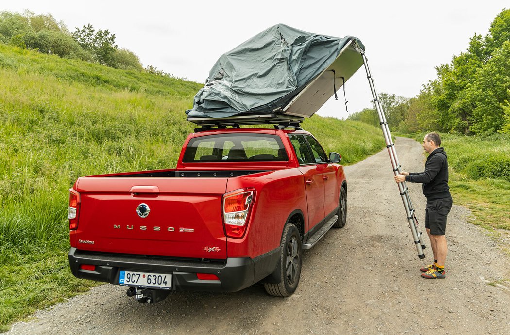 SsangYong Musso Grand se stanem Thule Approach M