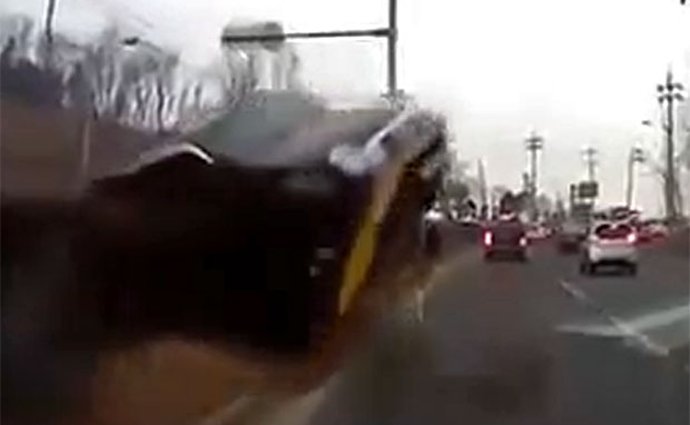 Video: Děsivě nečekaná srážka s protijedoucím SUV