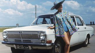 Sexy jako na Západě: Sovětská auta také „potřebovala“ reklamu. Často dost bizarní
