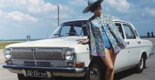 Sexy jako na Západě: Sovětská auta také „potřebovala“ reklamu. Často dost bizarní