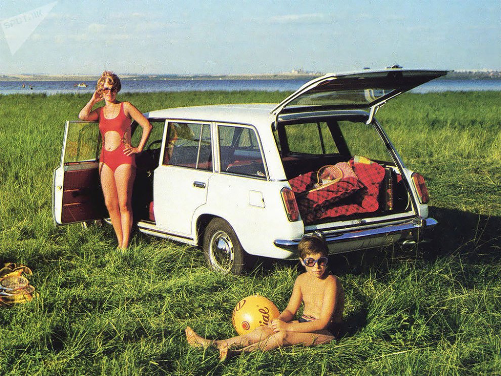 Sovětská auta také potřebovala reklamu. Často dost bizarní.