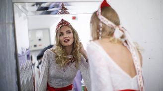 Sovětský svaz existuje v Londýně. Kontroverzní soutěž Miss SSSR zachrání svět krásou