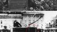 Lenin pronáší svůj projev před vojáky, kteří míří na polskou frontu. 5. května 1920 na Divadelním náměstí před budovou Velkého divadla v Moskvě mu na improvizované tribuně dělají společnost Lev Davidovič Trockij a Lev Kameněv – tehdejší významné osobnosti bolševického hnutí. Na další fotografii se pak poroučeli do propadliště upravených dějin. Po konkurenčních bojích ve straně byl roku 1927 Trockij ze strany vyloučen, deportován do Kazachstánu a následně v roce 1929 definitivně vyhoštěn z Ruska. Kameněv byl v roce 1936 popraven. Trockij byl pak v roce 1940 zavražděn v mexickém exilu. Původní fotografie ale ještě před cenzorským zásahem obletěla svět a stala se jedním ze symbolů revoluce.