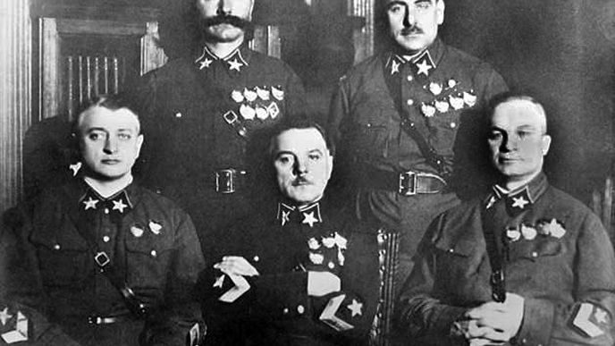 Pět maršálů SSSR v roce 1935. Pouze dva z nich – Buďonnyj a Vorošilov – přežili stalinské čistky.