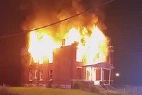 Americké St. Louis v plamenech: Policie zastřelila dalšího černocha, protestující zapalovali domy