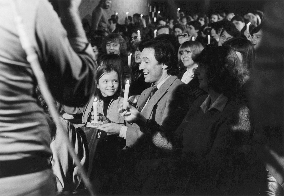 Z natáčení pořadu Zadáno pro Karla Gotta v Divadle Spejbla a Hurvínka v roce 1982. V publiku seděla do té doby utajovaná Slavíkova dcera Dominika.