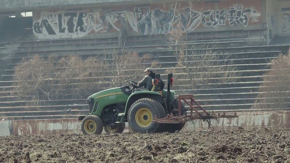 Film Stadion dokumentuje stav stadionu za Lužánkami od jeho zarostlého stavu po rozlučkový zápas Petra Švancary.