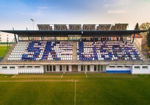 Městský fotbalový stadion v Srbské ulici v Králově Poli, kde hraje utkání Zbrojovka Brno, splňuje parametry pro 1. ligu.