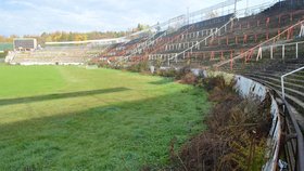 Fotbalový stadion za Lužánkami v Brně chátrá již 45 roků, posledních 16 let je uzavřený.