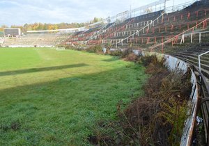 Fotbalový stadion za Lužánkami v Brně chátrá již 45 roků, posledních 16 let je uzavřený.