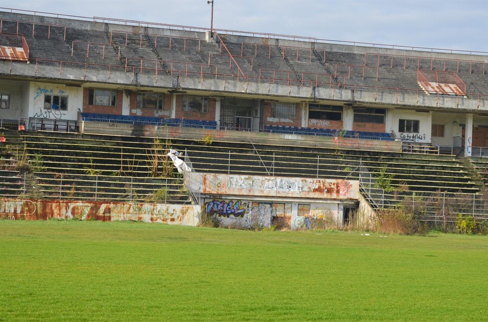 Fotbalový stadion za Lužánkami v Brně chátrá již 45 roků, posledních 16 let je uzavřený.